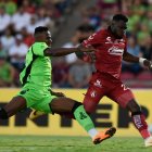 Jordy Caicedo (d) le ganó al zaguero Moisés Castillo (i) para marcar el primer gol de Atlas.