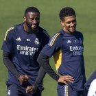 El jugador alemán Antonio Rüdiger (i) y el británico Jude Bellingham, durante el entrenamiento que celebró el Real Madrid este sábado 23 de septiembre en las instalaciones del club en Valdebebas.