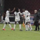 José Angulo (19) es felicitado por sus compañeros tras marcar el gol ante Orense.