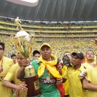 Banguera con una de las dos copas que ganó con Barcelona en 2012 y 2016.