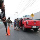 Operativo. Militares realizan un control vial en un sector de Durán.
