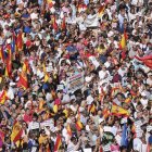MADRID, 24/09/2023.- Asistentes al acto del PP celebrado en la plaza de Felipe II en defensa de la igualdad de todos los españoles, este domingo en Madrid. EFE/ Borja Sánchez Trillo