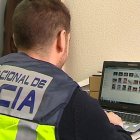 Imagen de archivo de material informático incautado por la Policía en una operación contra la pornografía infantil.