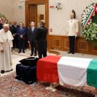 Papa Francisco al lado del ataúd del difunto expresidente de la República
