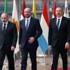 El presidente de Azerbaiyán, Ilham Alíev (i) y el primer ministro de Armenia, Nikol Pashinián (d), durante una reunión en Bruselas con el presidente del Consejo Europeo,
