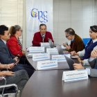 Trabajo. Miembros de la Comisión de Selección del contralor durante sus jornadas de trabajo.