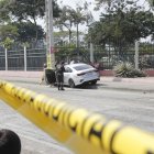 Guayaquil. La tarde del sábado, un hombre que se movilizaba en este auto fue baleado junto con su hijo.