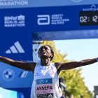 Tigist Assefa y su felicidad tras ganar la maratón de Berlín e imponer récord.