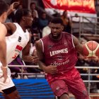 Orange (blanco) consiguió igualar 3-3 la serie ante Leones (rojo) en un intenso encuentro en el coliseo Julio César Hidalgo.