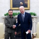 El presidente de Ucrania, Volodímir Zelenski, y el presidente de Estados Unidos, Joe Biden, se dan la mano durante una reunión bilateral en la Casa Blanca, en Washington, el 21 de septiembre de 2023.