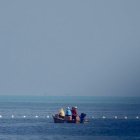 Una foto proporcionada por la Guardia Costera de Filipinas (PCG) muestra barcos de la Guardia Costera China patrullando junto a una barrera flotante en las cercanías de Scarborough Shoal en el disputado Mar de China Meridional