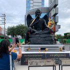 Monumento. Una mujer fotografía la polémica estatua de Kru Kai Kaew.
