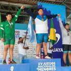 Jostin Ormaza (c) alzó sus brazos en señal de festejo por el primer lugar.