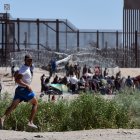 Un migrante corre ante la presencia de operativos de patrullaje en la frontera con Estados Unidos en Ciudad Juárez (México).