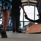 GUAYAQUIL, estampas de una cruda realidad. Nuestra urbe siempre se ha caracterizado por ser una ciudad pujante, dinámica, progresista, de gran proyección y su gente mantiene el entusiasmo por salir adelante en medio de una grave crisis social y económica que se agudiza por factores como la pandemia y la sobre población a causa de la migración tanto nacional como extranjera. Sin embargo, producto de estos factores, en la actualidad es común ver en todos los sectores de Guayaquil,  escenas que se repiten sin cesar  y que manifiestan el vicio, la mendicidad, la falta de empleo, delincuencia e inseguridad, desde las esquinas o bajo los portales, pasando por los semáforos de una concurrida y larga avenida hasta los lugares más recónditos, ocultos o a plena luz. Estas imágenes ya no causan asombro, al punto de haberlas convertido desafortunadamente en parte de nuestra cotidianidad. Agencia (ag-extra)