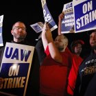 Miles de trabajadores de GM y Ford en huelga.
