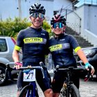 Byron Guamá con su hijo Matías, de 12 años, quien sigue su legado en el ciclismo.