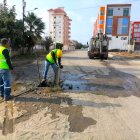 Daños. En distintos tramos de la ciudadela Costa de Oro, en Salinas, es común ver cómo las alcantarillas se colapsan.