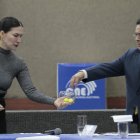 Sorteo manual de la ubicación de los candidados en el debate