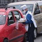 Ramón vende arroz con leche y otros postres en el norte de Guayaquil.