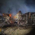 Fotografía proporcionada por la Administración Estatal Regional de Odesa muestra a los rescatistas trabajando para apagar un incendio tras un ataque nocturno a una infraestructura portuaria en la región de Odesa, sur de Ucrania, el 26 de septiembre de 2023. EFE/EPA/ODESA REGIONAL STATE ADMINISTRATION / HANDOUT HANDOUT HANDOUT EDITORIAL USE ONLY/NO SALES