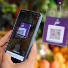 Un cliente escanea un código QR para realizar un pago, el 8 de septiembre de 2023