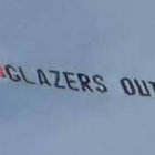 Los hinchas ingleses se organizaron para contratar la aeronave.