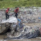 Bomberos trabajan para recuperar los cuerpos de víctimas que fueron arrastradas por el desbordamiento de un río, en el lecho del Río Las Vacas,
