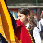 Inclinados frente a la bandera nacional, los estudiantes de tercero de bachillerato juraron defenderla, respetarla y dar su vida si fuera necesario.