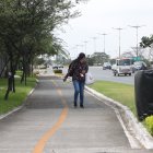 1. En las vías. Mirando para todos lados, agarrando con fuerza sus pertenencias y con miedo si alguien pasa cerca. Así circulan los transeúntes en las calles de La Puntilla