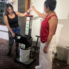 La maquina está frente al Municipio, para que la ciudadanía pueda acercarse y triturar sus botellas.