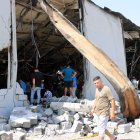 Los iraquíes inspeccionan la escena la mañana después de que se produjera un incendio en un salón de bodas en la ciudad de Hamdaniya, provincia de Nínive, al norte de Irak, el 27 de septiembre de 2023.