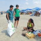 Los estudiantes dialogan con los turistas sobre la importancia de mantener limpias las playas.