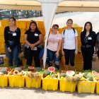 Operativo. Voluntarios reúnen alimentos recolectados en uno de los mercados de Guayaquil.