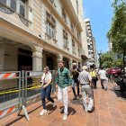 Peligro. A diario miles de personas pasan cerca de la estructura.