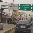 En Cuenca y Eloy Alfaro las contravenciones en el carril exclusivo se cometen todo el día.