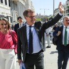 El candidato a la presidencia del Gobierno y presidente del PP, Alberto Núñez Feijóo, salda a los ciudadanos que se han acercado hasta las puertas del Congreso