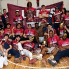 La celebración de los jugadores de Leones tras ganar el campeonato de la Liga BásquetPro.