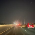 La única luz que se evidencia, es de los mismos carros.