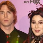 Cher junto a su hijo Elijah, quien permanece en un centro de rehabilitación batallando contra su adicción a las drogas y al alcohol.