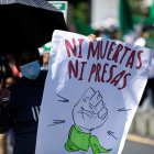 Mujeres salvadoreñas marchan por el derecho al aborto legal y seguro, en una fotografía de archivo.