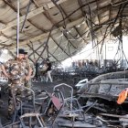 Los policías inspeccionan la escena la mañana después de que estallara un incendio en un salón de bodas en la ciudad de Hamdaniya, provincia de Nínive, al norte de Irak, el 27 de septiembre de 2023.