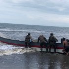En el sector de La Tola, en Esmeraldas, las FF.AA. encontró una lancha abandonada con 716 galones de diésel.