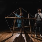 La pieza pone en evidencia el desarraigo, la memoria y la noción de pertenencia.