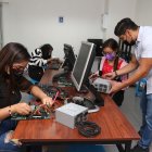 Alumnos del Instituto Superior Tecnológico Guayaquil en un taller que funciona en un edificio compartido con el Secap.
