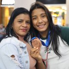 Yépez con su madre, María Guzmán, a su arribo a Guayaquil.