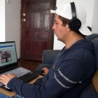 Trabajo. Jonnathan Benalcázar, de 31 años, trabaja algunos días desde su departamento.