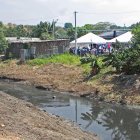Sitio. En la cancha Reinaldo Quiñónez se desarrolló la sesión del Concejo, por primera vez fuera del Municipio. Ahí se acomodaron pantallas y carpas. 2. Pedido. Los ciudadanos llegaron de varios puntos con sus reclamos 3. Autoridades. Aquiles Álvarez, alcalde, lideró la mesa del cuerpo edilicio. 
========