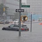Un carro quedó varado en una calle inundada de Nueva York.