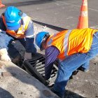 Personal de la Epmaps reemplaza la rejilla de una alcantarilla como parte del plan piloto.